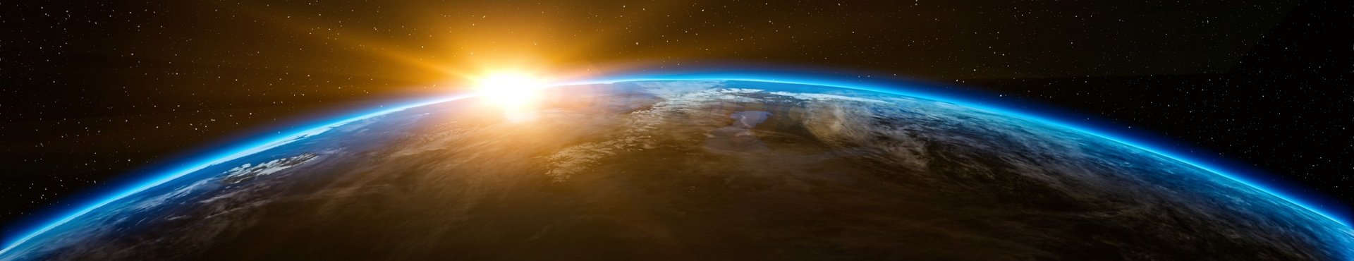 Die Sonne blitzt hinter dem Rand der Erde auf